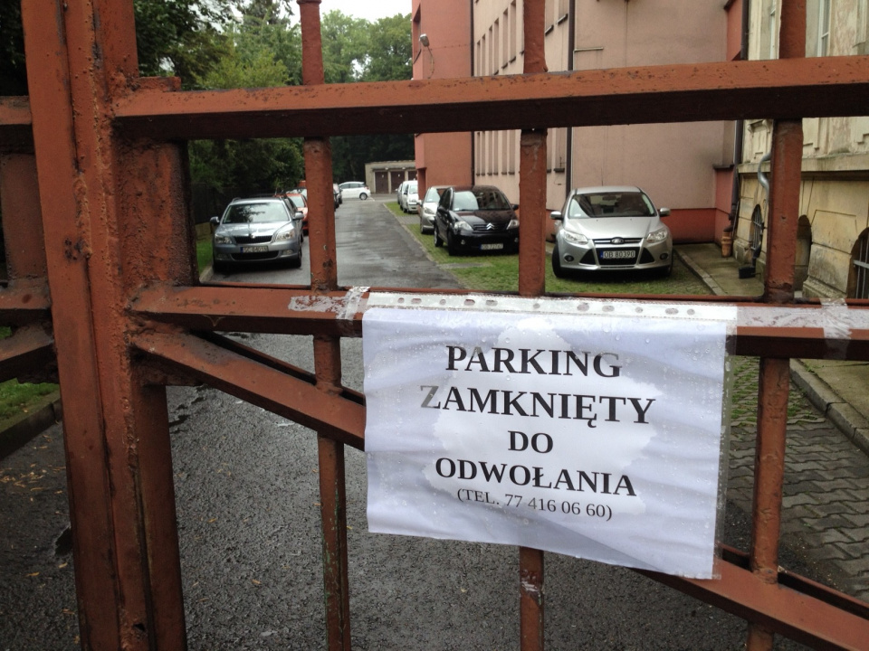 Zamknięty parking Urzędu Miasta z powodu wprowadzonego stopnia alarmowego ALFA [fot. Maciej Stępień]