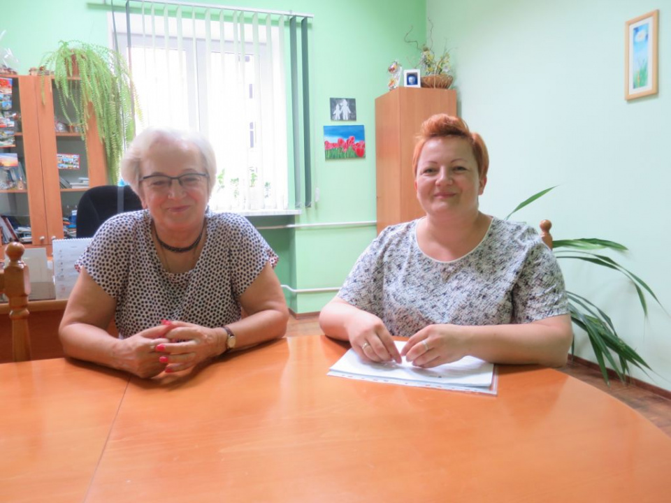 Od prawej: Agnieszka Majcher i szefowa PCPR Irena Kłakowicz [fot.Dorota Kłonowska]