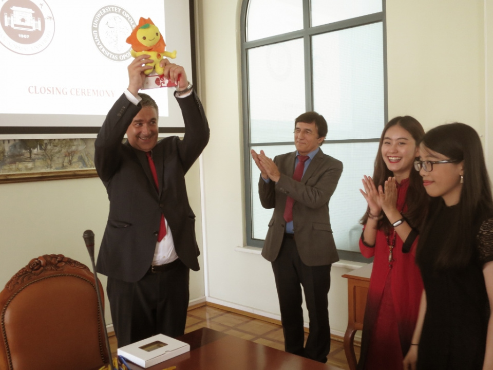 Studenci Uniwersytetu Fujian otrzymali dziś certyfikaty ukończenia Letniej Szkoły Językowej na Uniwersytecie Opolskim [fot. Radosław Kubat/Daria Placek]