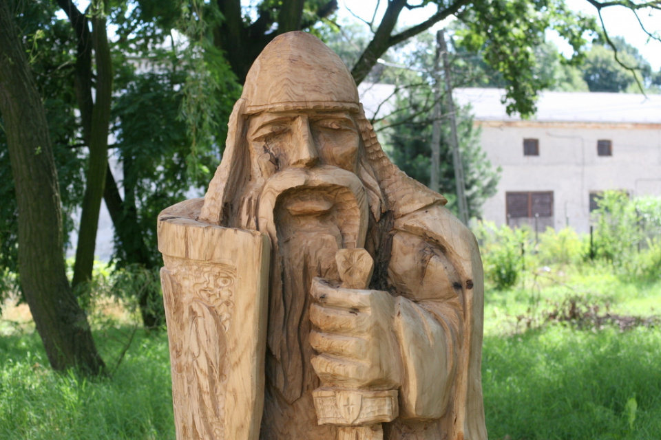 Rzeźba rycerza na zamku w Dąbrowie [fot. Witold Wośtak]