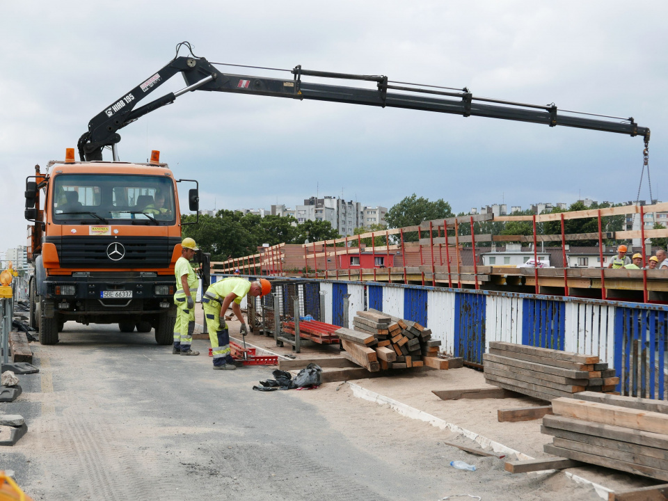 Postęp prac przy budowie kładki obok mostu na ulicy Niemodlińskiej w Opolu [fot. Piotr Wrona]
