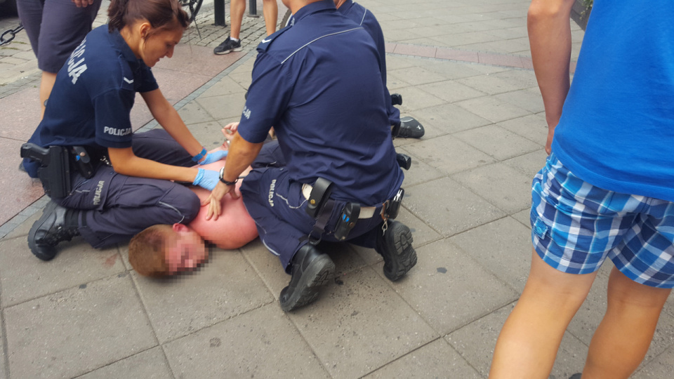 Policja obezwładniła mężczyznę, który biegł przez centrum Opola bez koszulki i z zakrwawioną ręką [fot. Kacper Śnigórski]