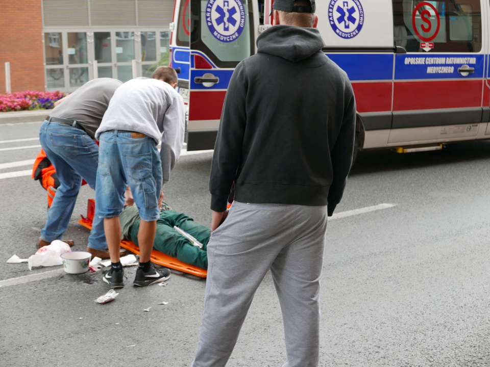 Wypadek na ulicy Żeromskiego w Opolu. Poszkodowany mężczyzna [fot. Piotr Wrona]