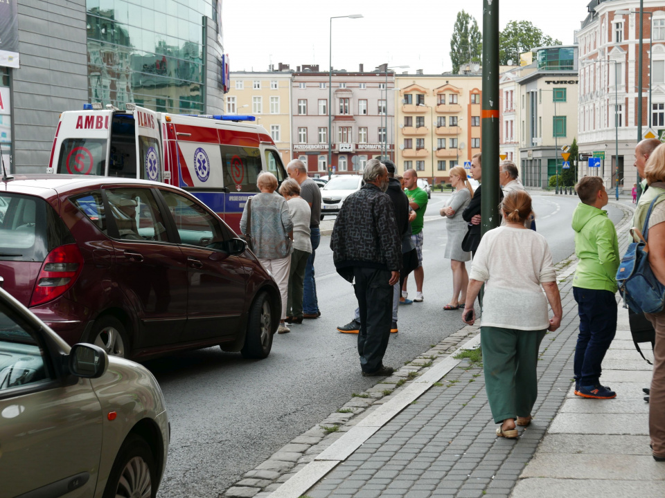 Wypadek na ulicy Żeromskiego w Opolu. Poszkodowany mężczyzna [fot. Piotr Wrona]