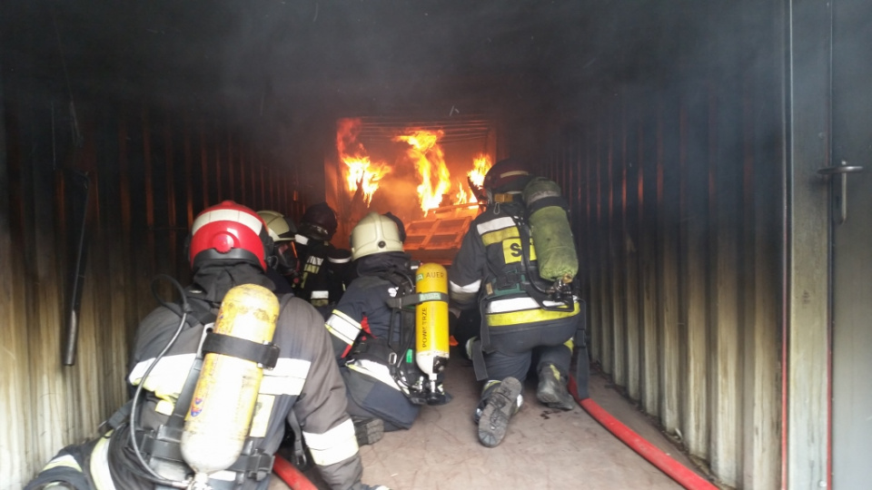 Ćwiczenia opolskich strażaków w trenażerze [fot. Adam Strąk]