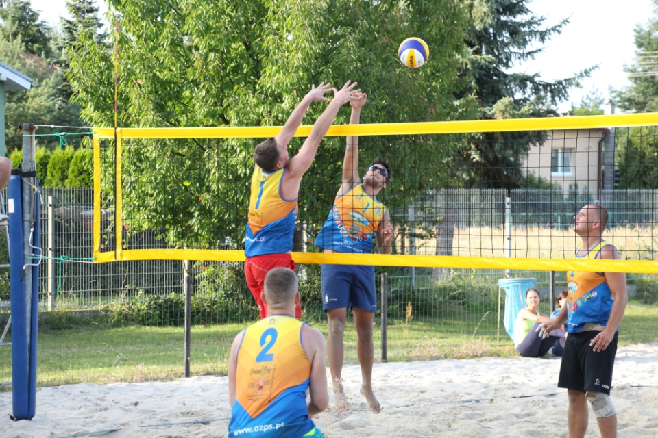 Turniej jubileuszowy z okazji 20-to lecia GPO w siatkówce plażowej. Suchy Bór 13-14.08.2016 [fot. Donat Przybylski/Maksymilian Przybylski]