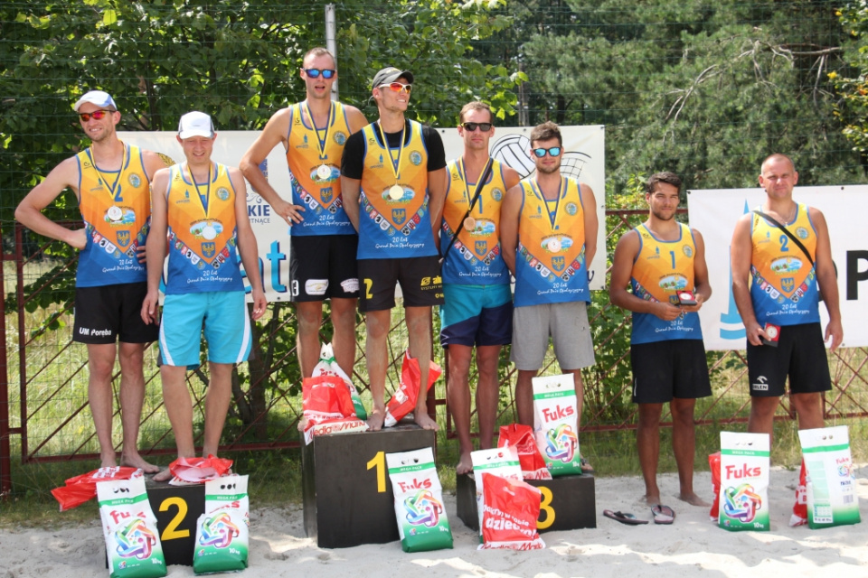 Turniej jubileuszowy z okazji 20-to lecia GPO w siatkówce plażowej. Suchy Bór 13-14.08.2016 [fot. Donat Przybylski/Maksymilian Przybylski]