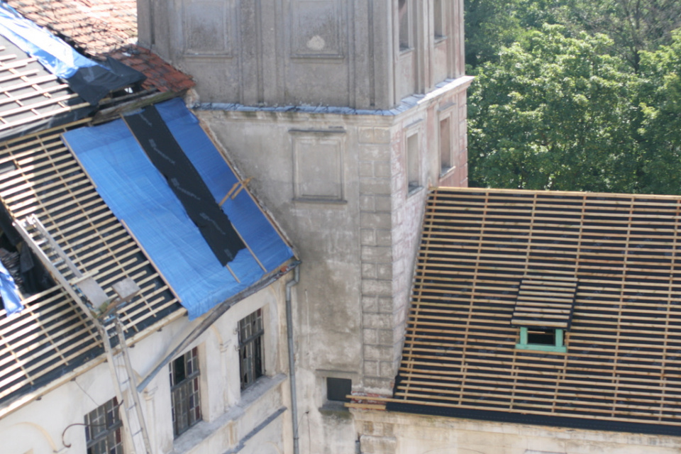 Remont dachu w niemodlińskim zamku [fot. Witold Wośtak]