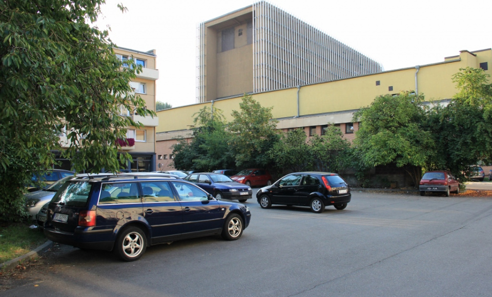 Parking przy ulicy Kośnego, obok dawnej filii Miejskiej Biblioteki Publicznej od nowego roku będzie płatny [fot. Daria Placek]