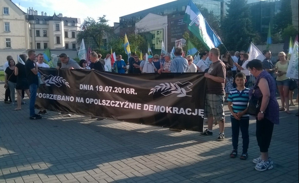 Manifestacja przeciwników powiększenia Opola [fot. Witold Wośtak]