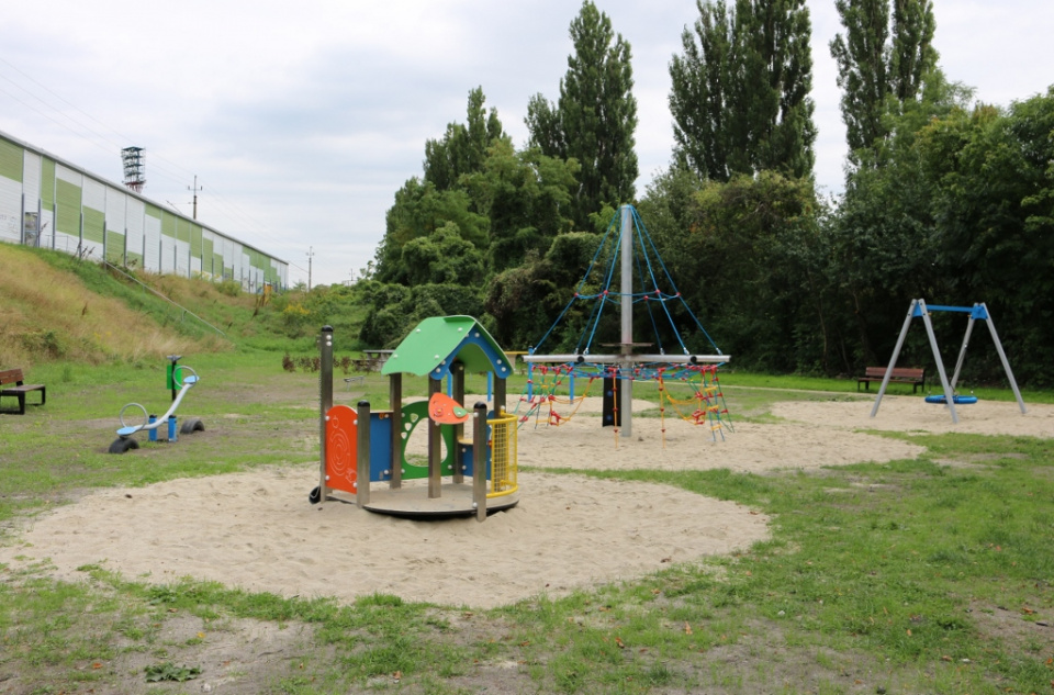 Plac zabaw przy ulicy Tatrzańskiej w Opolu - miejsce, gdzie czas spędzać mogą i dzieci, i dorośli [fot. Daria Placek]
