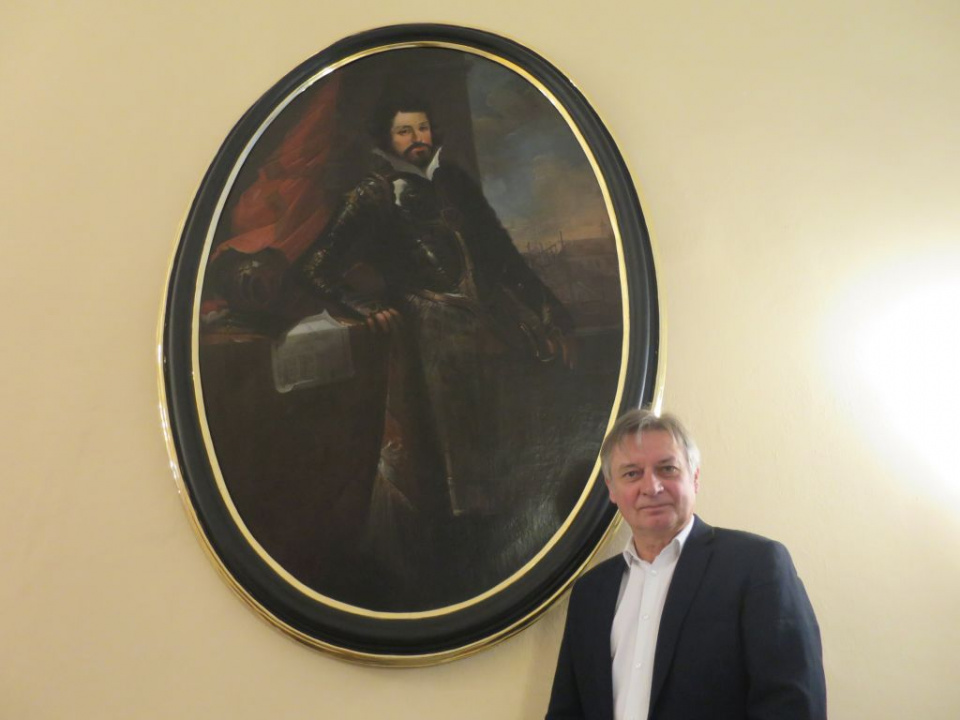 Edward Hałajko przy portrecie biskupa Karola I Habsburga - wielkiego mistrza krzyżackiego [fot.Dorota Kłonowska]