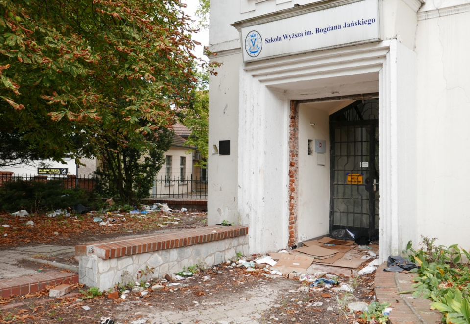 Budynek Wyższej Szkoły Jańskiego w Opolu niszczeje, a na placu przed nim walają się butelki po alkoholu i śmieci [fot. Daria Placek]