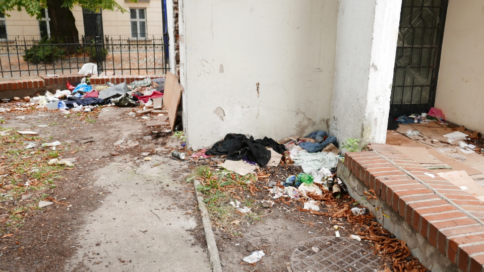 Budynek Wyższej Szkoły Jańskiego w Opolu niszczeje, a na placu przed nim walają się butelki po alkoholu i śmieci [fot. Daria Placek]