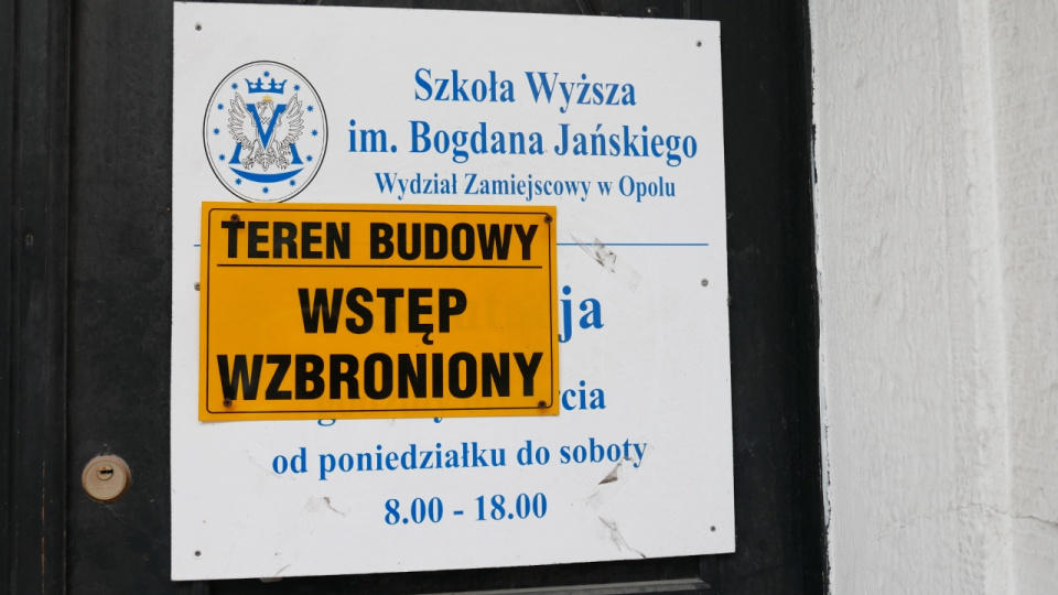 Budynek Wyższej Szkoły Jańskiego w Opolu niszczeje, a na placu przed nim walają się butelki po alkoholu i śmieci [fot. Daria Placek]