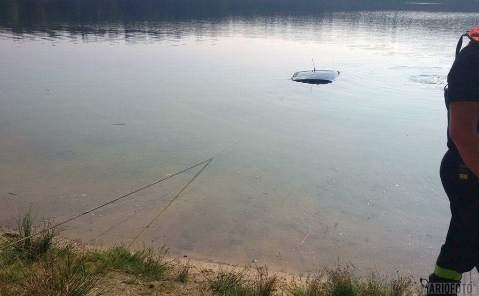 Samochód w jeziorze [fot. Mariusz Materlik]