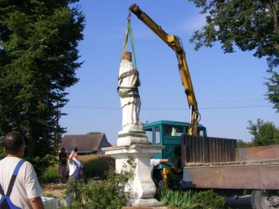 Ustawianie pomnika św. Jana Nepomucena po renowacji- gm.Otmuchów [fot.UM Otmuchów]