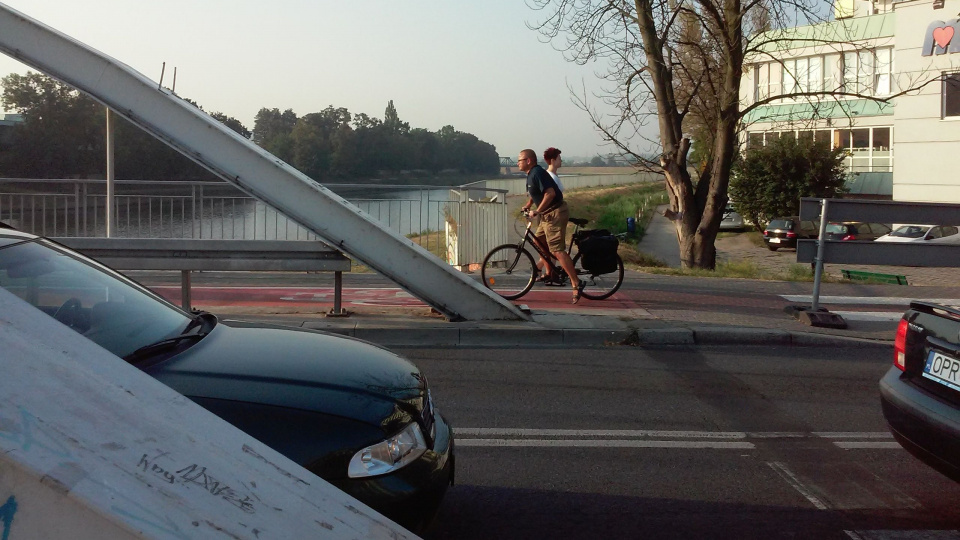 Rowerzyści mają problem z włączeniem się do ruchu po zjeździe z ścieżki rowerowej na moście [fot. Piotr Wrona]