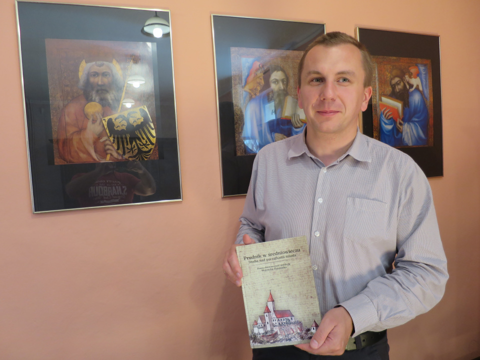Wojciech Dominiak prezentuje książkę „Prudnik w średniowieczu. Studia nad początkami miasta” [zdj. Jan Poniatyszyn]