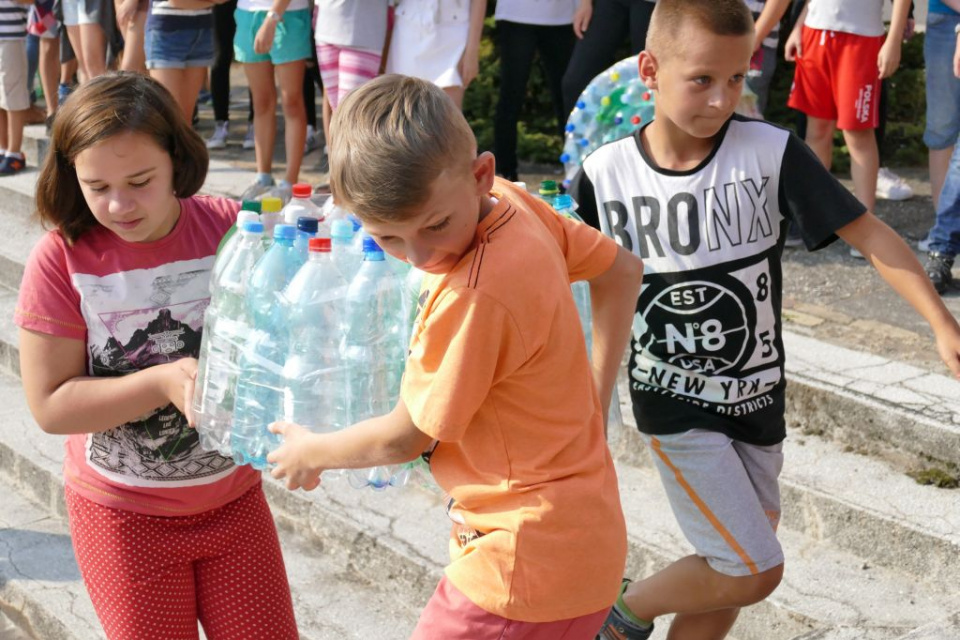 Opolscy uczniowie budują Wieżę Piastowską z plastykowych butelek [fot. Piotr Wrona]