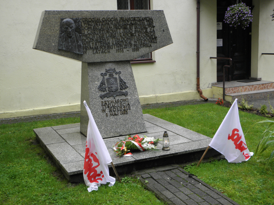 Pomnik w Prudnik-Lesie, który upamiętnia uwięzienie tam Prymasa Polski Stefana Wyszyńskiego [zdj. Jan Poniatyszyn]