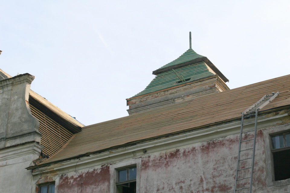 Remontowany dach niemodlińskiego zamku [fot. Witold Wośtak]