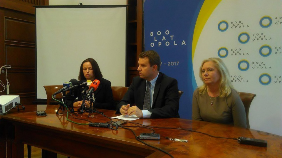 Małgorzata Jarosz - Basztabin, Arkadiusz Wiśniewski i Małgorzata Kozak podczas konferencji prasowej w ratuszu [fot. Daria Placek]