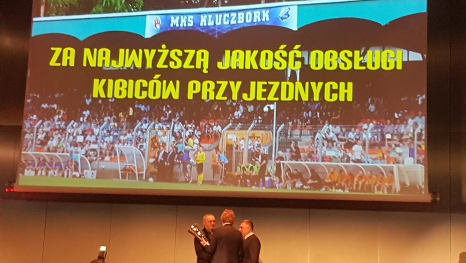 Nagroda PZPN dla MKS-u Kluczbork za najwyższą jakość obsługi kibiców przyjezdnych. Kielce 25.10.2016 [fot. www.mkskluczbork.pl]