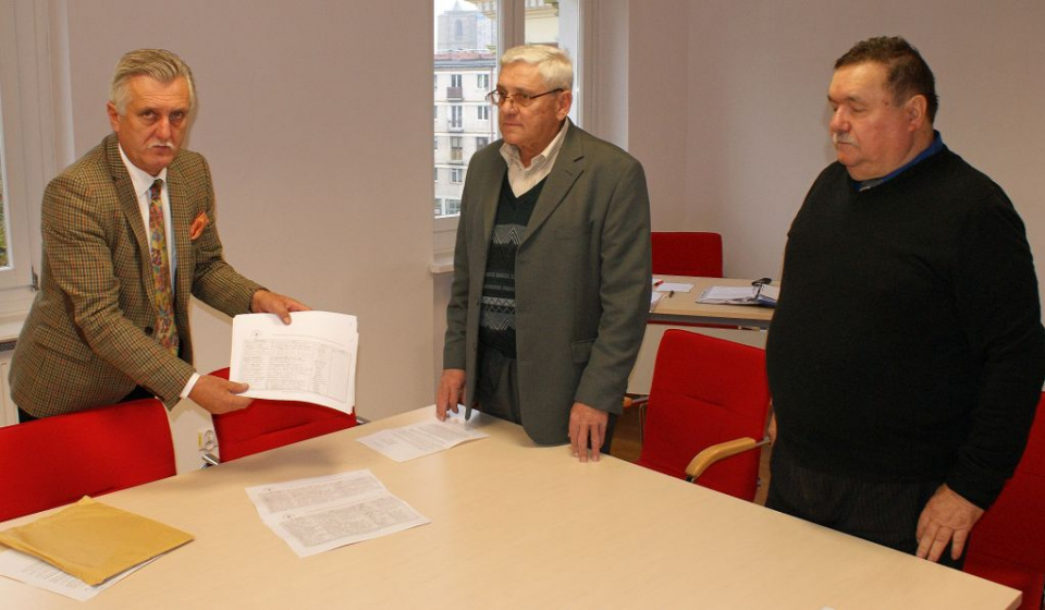 Emil Kołaczek i Marian Saska z podpisami poparcia u starosty nyskiego [fot.Starostwo Poiatowe w Nysie]
