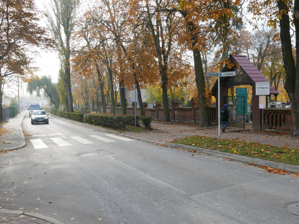 Okolica cmentarza przy ulicy Staszica w Krapkowicach [fot. Witold Wośtak]