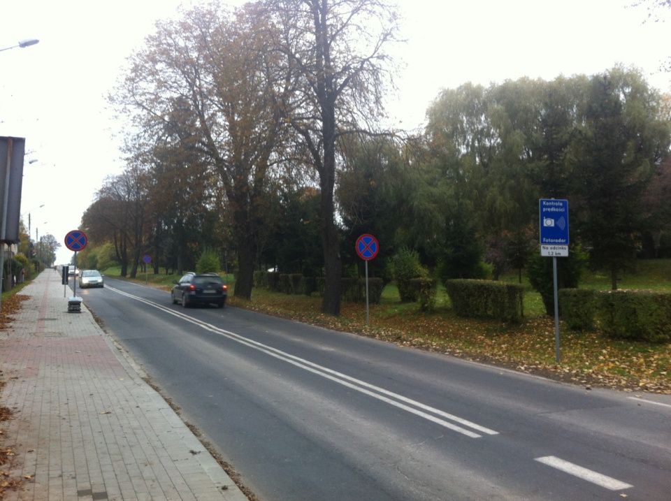 Na drodze krajowej 40 w Głuchołazach wprowadzono zakaz parkowania [fot. Paweł Konieczny]