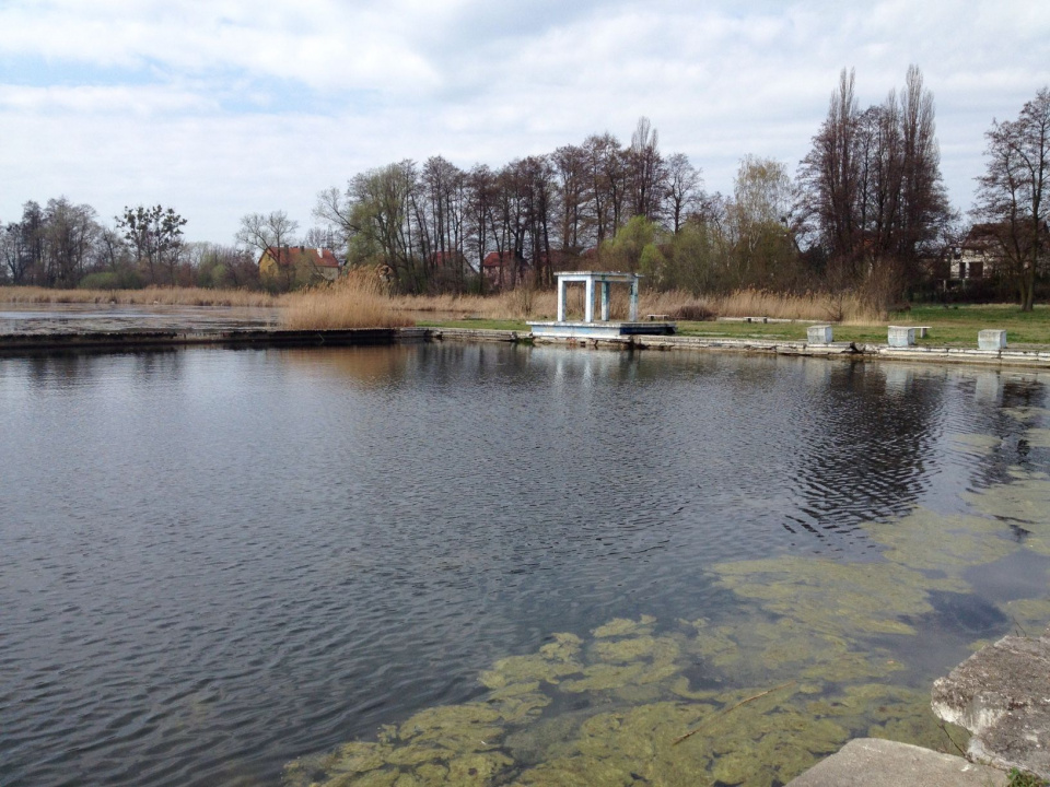 Otwarte kąpielisko w Brzegu od lat popada w ruinę [fot. Maciej Stępień]