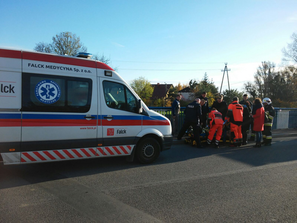 Skaczącego z mostu mężczyznę w ostatniej chwili uratowali policjanci [fot. brzeg24.pl]