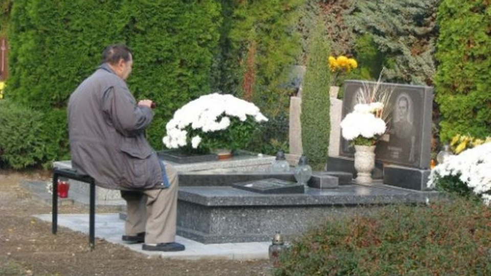 Wierni odwiedzają cmentarze zapalając świeczki czy znicze na grobach zmarłych