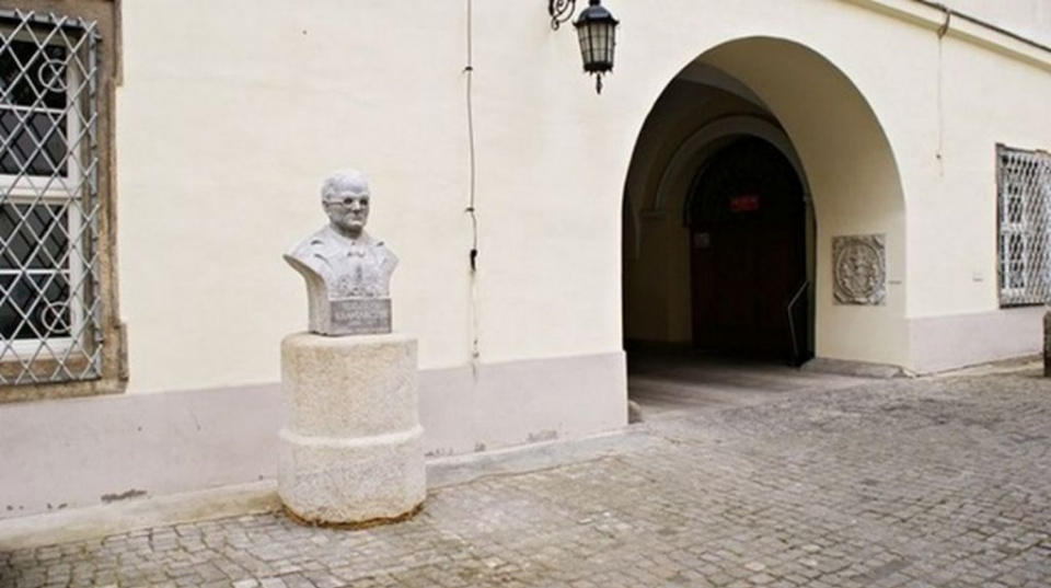 Popiersie Stanislawa Kramarzyka przed nyskim muzeum [fot.Dorota Kłonowska]