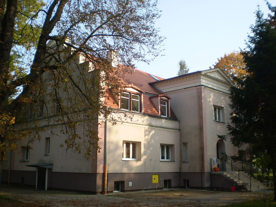 Dom dziecka w Chmielowicach [fot. Tom-Opole, GFDL, https://commons.wikimedia.org/w/index.php?curid=21663625]