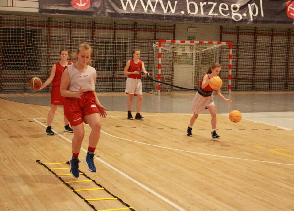 Trening koszykówki - Gimnazjalny Ośrodek Szkolenia Sportu Młodzieżowego w Brzegu [fot. Donat Przybylski]