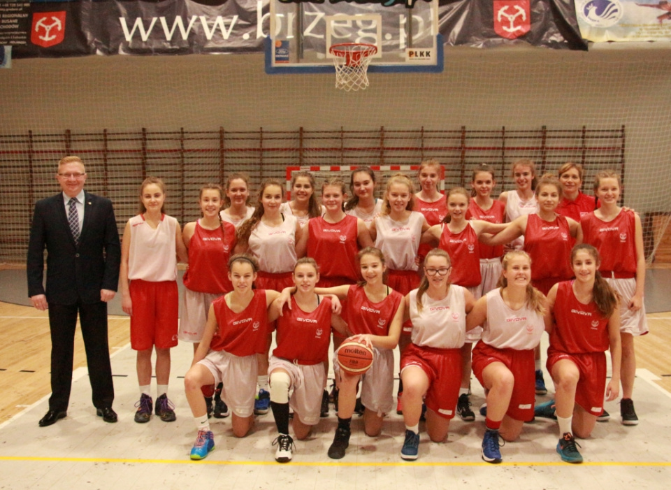 Trening koszykówki - Gimnazjalny Ośrodek Szkolenia Sportu Młodzieżowego w Brzegu [fot. Donat Przybylski]