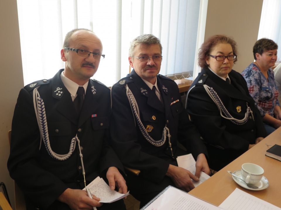 Grażyna Dolak oraz członkowie zarządu OSP w Chrzelicach na sesji RM w Białej [zdj. Jan Poniatyszyn]