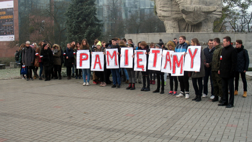 Opolscy studenci i uczniowie uczcili Dzień Niepodległości [fot. Mariusz Chałupnik]