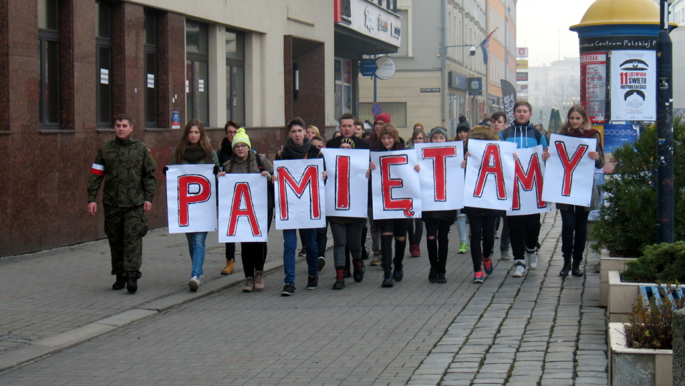 Opolscy studenci i uczniowie uczcili Dzień Niepodległości [fot. Mariusz Chałupnik]