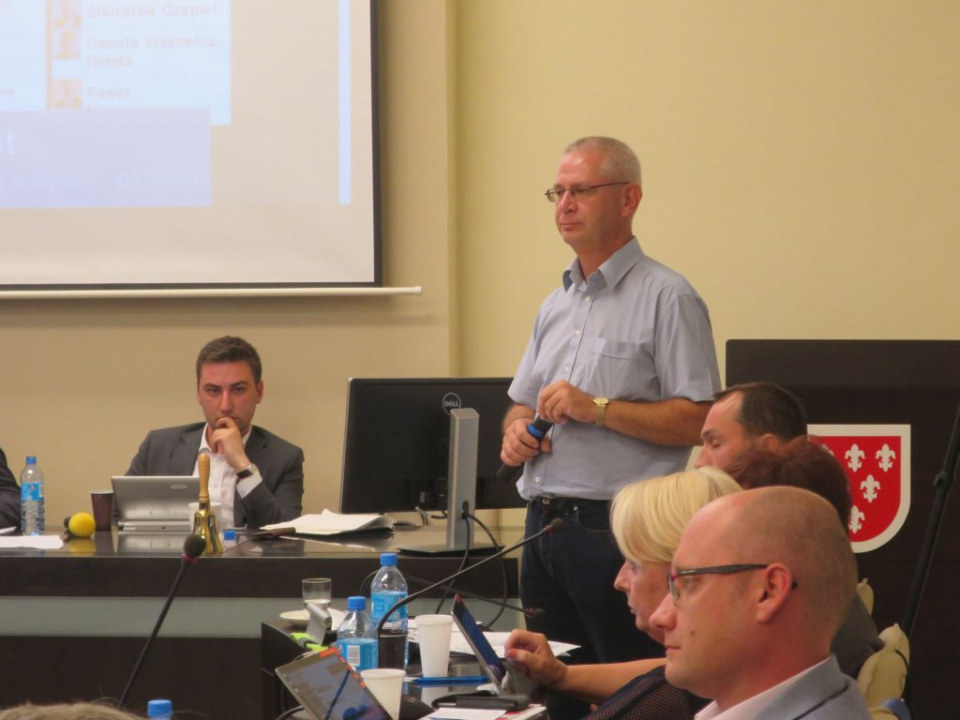 Marek Szczepanik prezentuje swoją wizję rozwoju MZK na sesji Rady Miejskiej [fot.Dorota Kłonowska]a