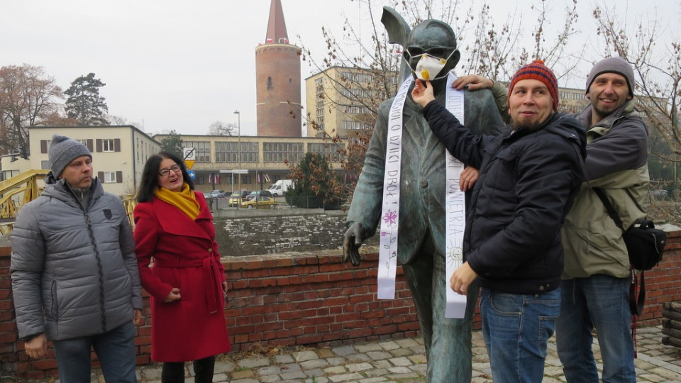Akcja przeciwko smogowi w Opolu. Ubrali pomnik Karola Musioła w maskę przeciwpyłową [Monika Pawłowska]
