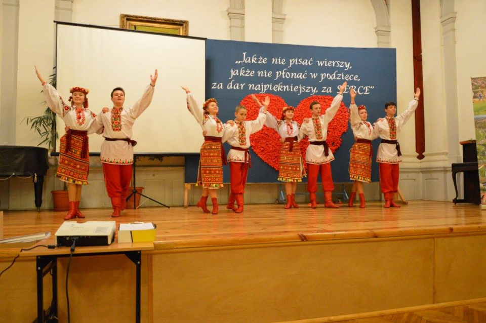 W Prudniku ukraiński folklor zaprezentowali uczniowie Liceum Matematyczno – Fizycznego z Nadwórnej [zdj. ZSO 1 w Prudniku]