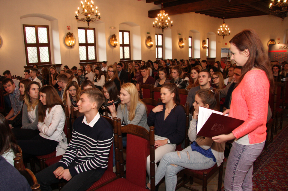 Brzeska młodzież chętnie wzięła udział w debacie z rzecznikiem praw dziecka [fot. UM Brzeg]