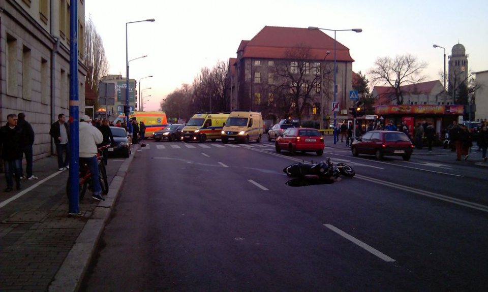 Wypadek z udziałem motocyklisty w Opolu [fot. Sławek Kieler]
