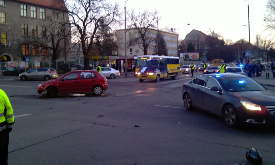Wypadek z udziałem motocyklisty w Opolu [fot. Sławek Kieler]