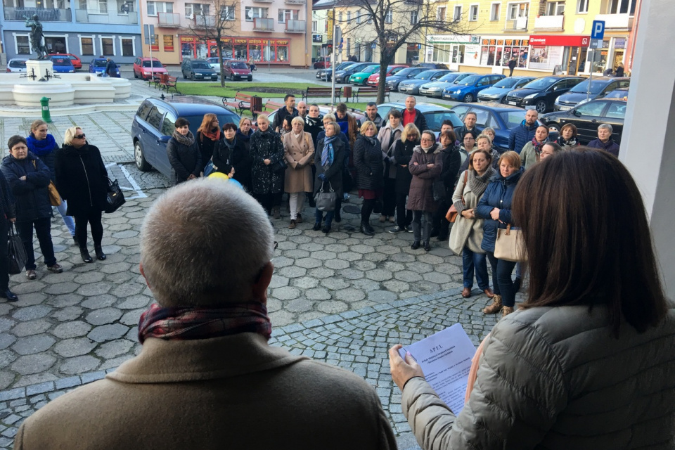 Protestujący nauczyciele przed ratuszem w Strzelcach Opolskich [fot. Agnieszka Pospiszyl]
