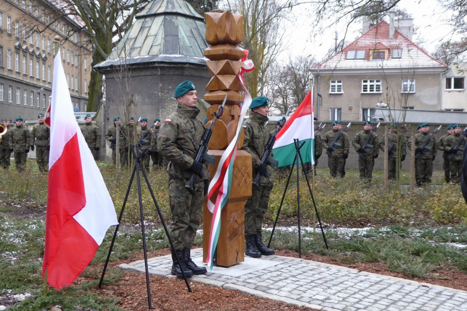 Uroczystości odsłonięcia obelisku upamiętniającego bohaterów Rewolucji Węgierskiej [fot. Daria Placek]