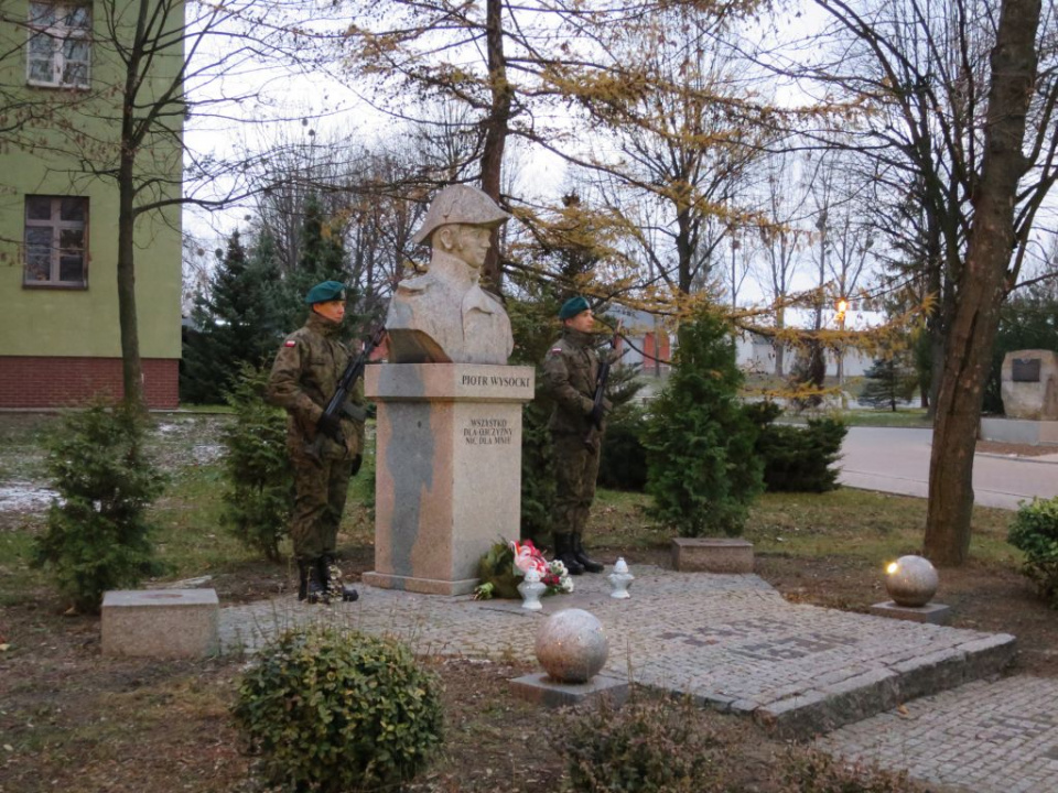 Apel Pamięci i złożenie kwiatów pod pomnikiem pułkownika Piotra Wysockiego [fot. Katarzyna Zawadzka]